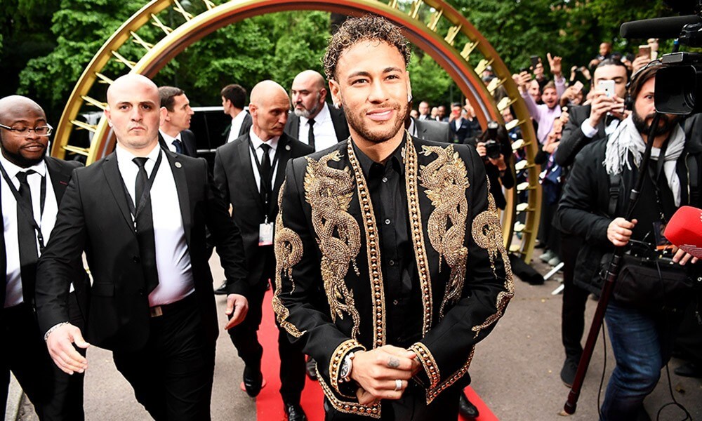 Neymar Jr mengenakan brand fashion ternama dunia, Balmain